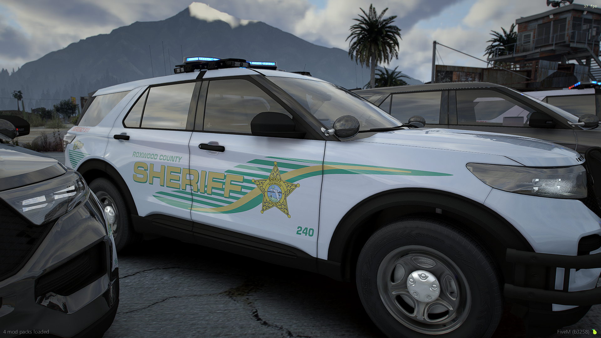 Los Santos County Sheriff's Office Explorer livery in FiveM, white body with green and gold striping